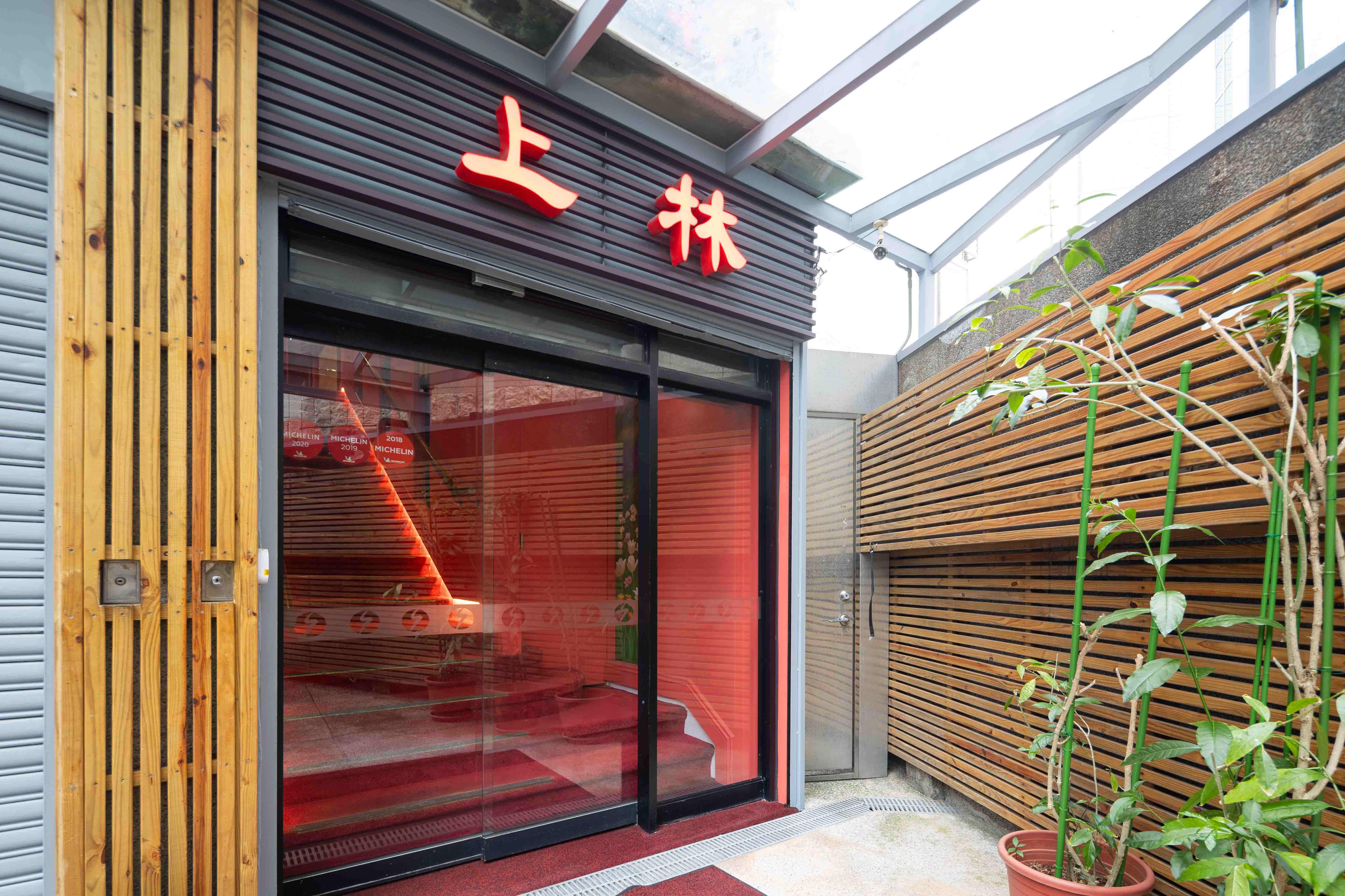 鐵板燒主廚用專業刀工切割食材，展示高超技藝